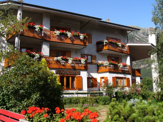 L'albergo in estate visto da Via Bionaz