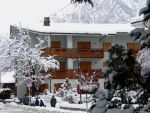 L'albergo in inverno da via Bionaz