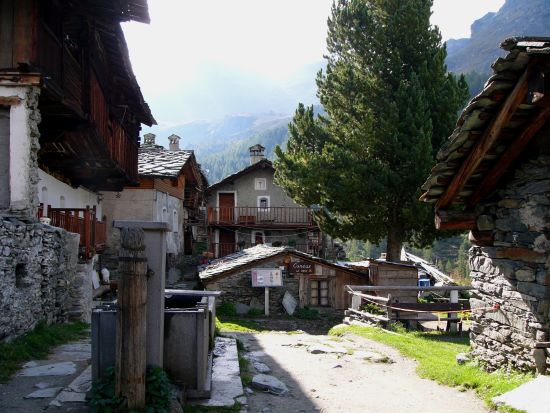 Il villaggio walser di Cuneaz, nel Vallone del Pinter, sopra Champoluc