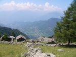Alpe Moulaz, caratteristico alpeggio raggiungibile con una facile escursione, domina Challand Saint Anselme