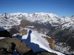 L'ombra della Madonna sulla cima del M. Zerbion, verso il M. Rosa e l'alta Valle d'Ayas