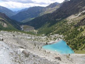 Il Lago Blu, visto dalla sommità della morena, testimonianza del periodo glaciale
